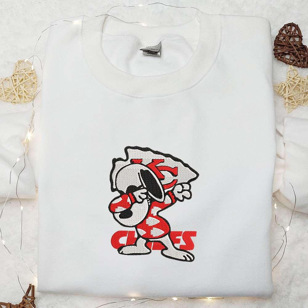 Kansas City Chiefs Snoopy Dabbing Embroidered Shirt NFL Sports Embroidered Hoodie Cartoon Embroidered Sweater